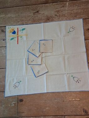 Vintage Muslin‎ 29" X 30" Embroidered Tablecloth & Four Napkin Set, Buttercup.
